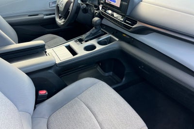 2025 Toyota Sienna LE
