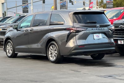 2025 Toyota Sienna LE