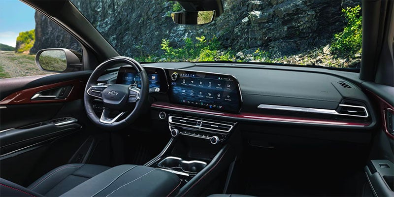 2025 Chevrolet Traverse wheel and dashboard